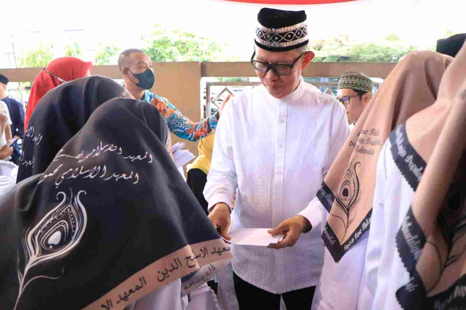 Sekdaprov Hadiri Doa Bersama dan Pemberian Santunan Anak Yatim oleh PWI Lampung Sekdaprov Hadiri Doa Bersama dan Pemberian Santunan Anak Yatim oleh PWI Lampung
