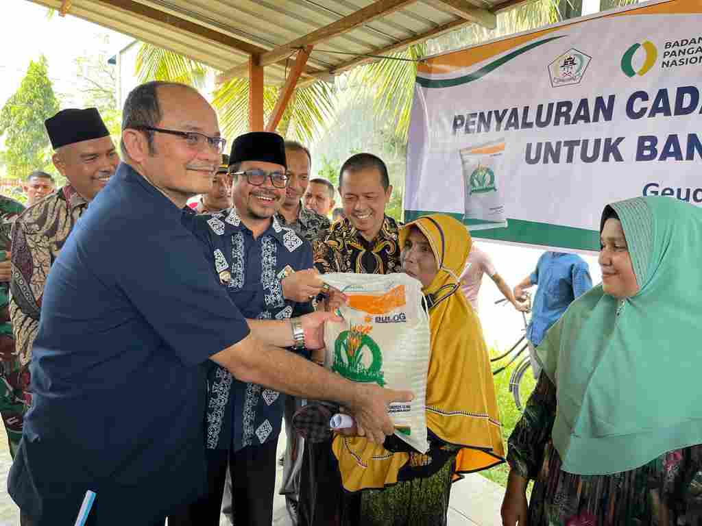 Pj Bupati Aceh Utara Salurkan Bantuan Pangan Cadangan Beras Pemerintah Pj Bupati Aceh Utara Salurkan Bantuan Pangan Cadangan Beras Pemerintah