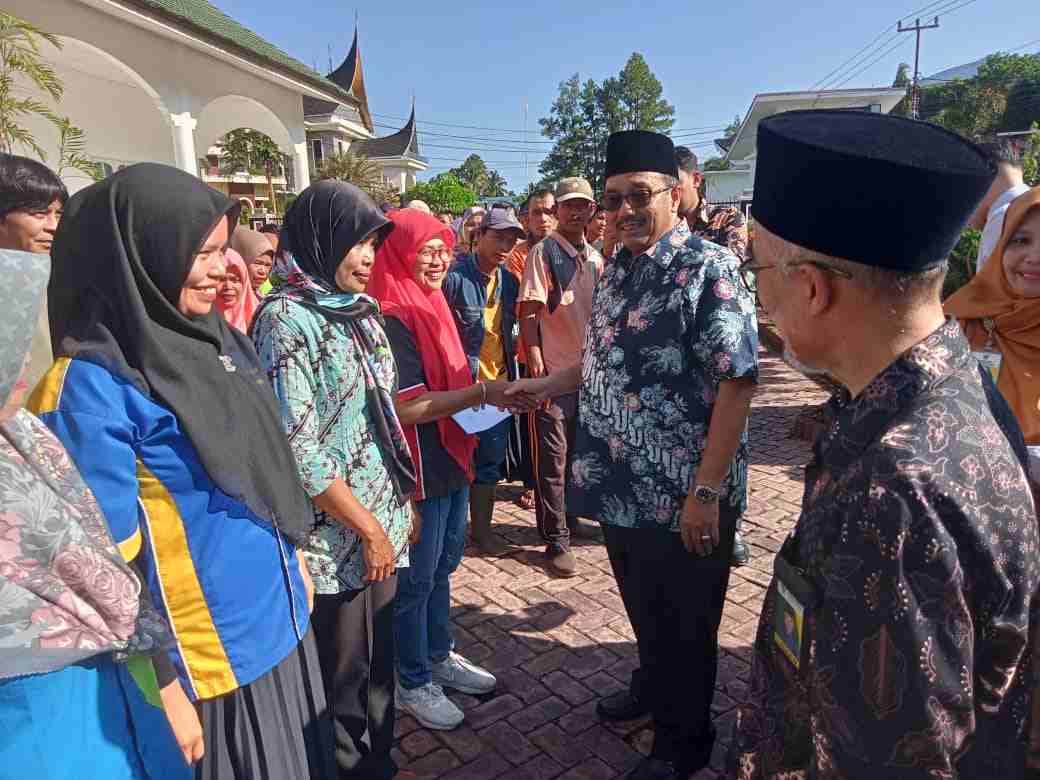 Baznas Pasaman Salurkan Bantuan Tunai dan Sembako Pada Pekerja Resiko Tinggi Baznas Pasaman Salurkan Bantuan Tunai dan Sembako Pada Pekerja Resiko Tinggi