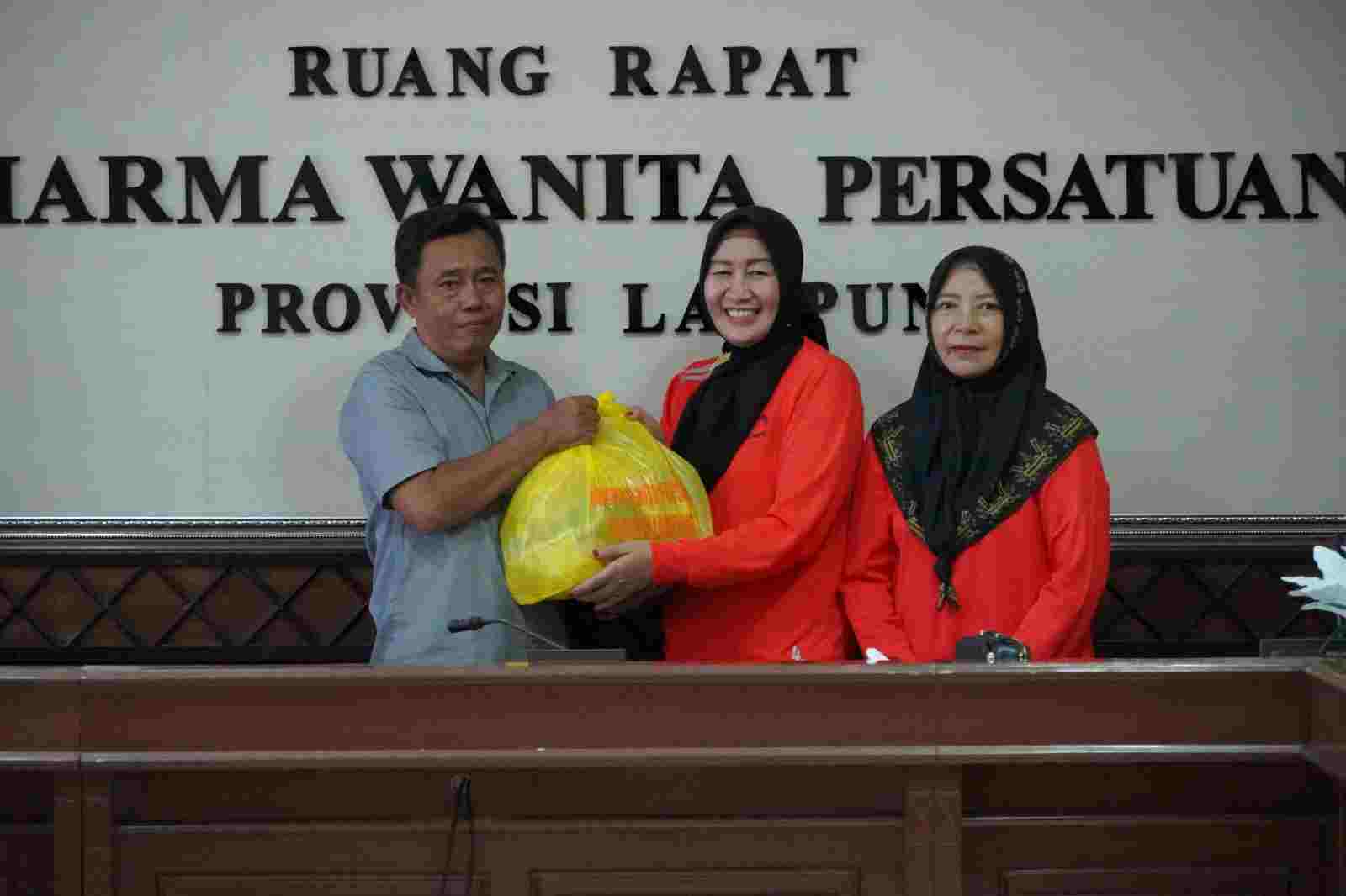Dharma Wanita Persatuan Provinsi Lampung Gelar Pertemuan Rutin dan Bakti Sosial Dharma Wanita Persatuan Provinsi Lampung Gelar Pertemuan Rutin dan Bakti Sosial