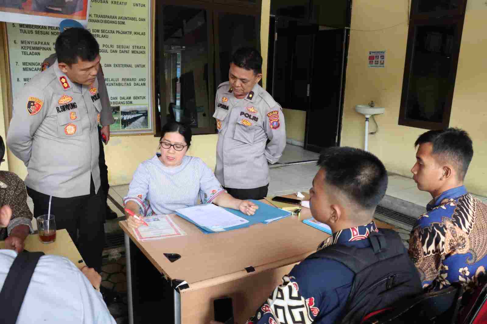 Kapolres Simalungun Tinjau Verifikasi Berkas Calon Peserta Penerimaan Anggota Polri Kapolres Simalungun Tinjau Verifikasi Berkas Calon Peserta Penerimaan Anggota Polri