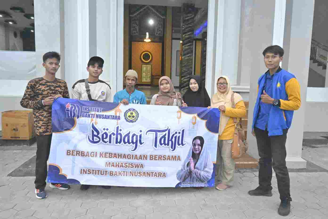 Racana Singa Branta Putri Bulan IBN Berbagi Takjil Racana Singa Branta Putri Bulan IBN Berbagi Takjil