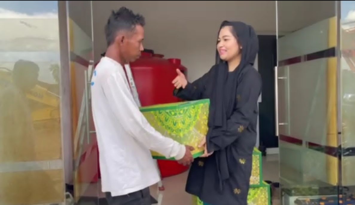 Jelang Lebaran, Wabendum HKTI Camelia Bagi-bagi Sembako di Tangerang Jelang Lebaran, Wabendum HKTI Camelia Bagi-bagi Sembako di Tangerang