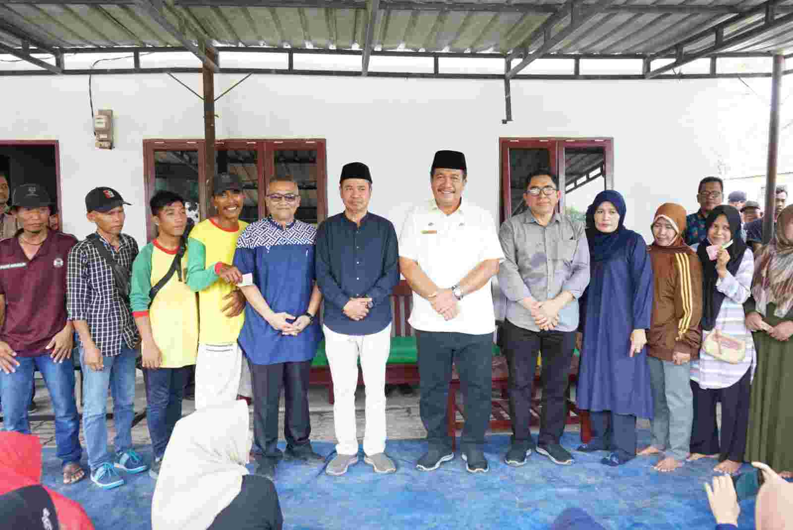 Wabup Asahan dan Baznas Salurkan Bantuan Kepada Petugas DLH Wabup Asahan dan Baznas Salurkan Bantuan Kepada Petugas DLH