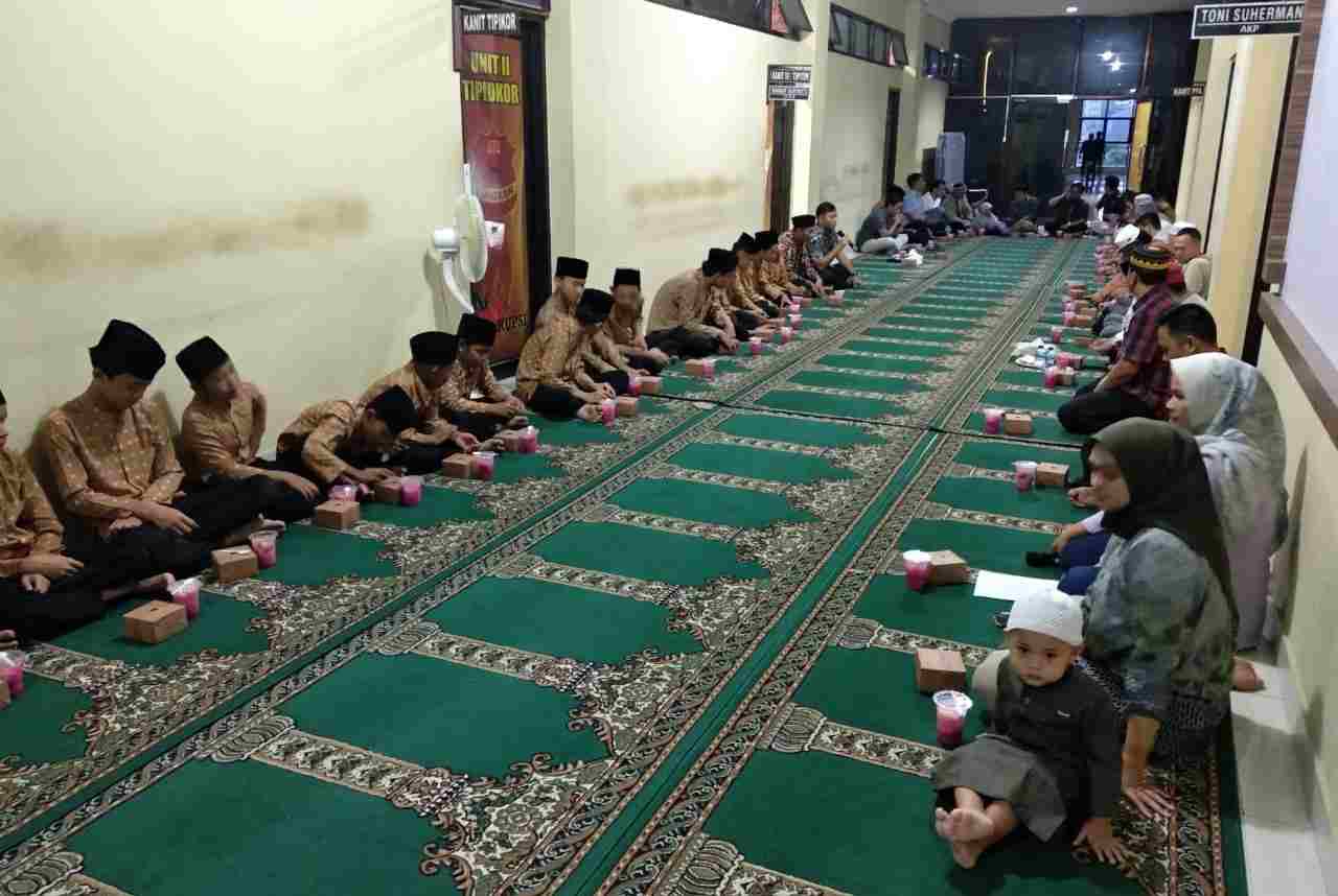 Kecerian Anak-anak Panti Asuhan Buka Bersama Sat Reskrim Polresta Bandar Lampung Kecerian Anak-anak Panti Asuhan Buka Bersama Sat Reskrim Polresta Bandar Lampung