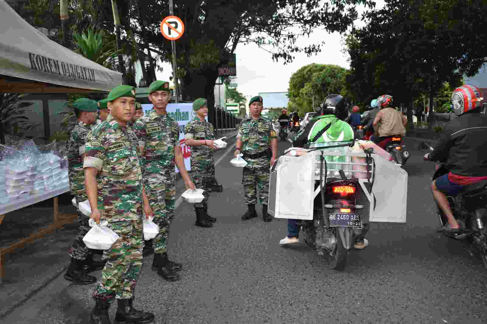Tebar Keberkahan Bulan Ramadhan, Korem 043/Gatam Berbagi Takjil Jelang Buka Puasa Tebar Keberkahan Bulan Ramadhan, Korem 043/Gatam Berbagi Takjil Jelang Buka Puasa