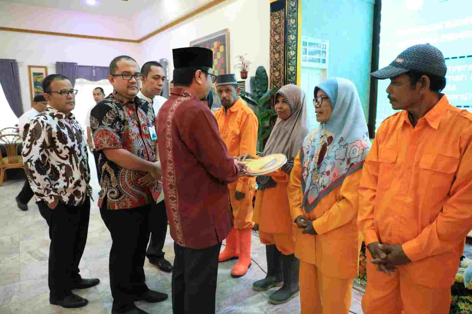 Tekon Kebersihan di Aceh Utara Dapat 10 Unit Rumah dan 283 Paket Sembako Tekon Kebersihan di Aceh Utara Dapat 10 Unit Rumah dan 283 Paket Sembako