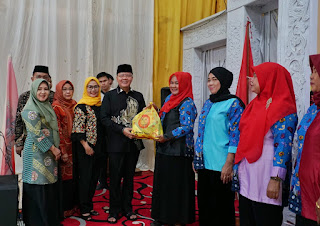 Gubernur Rohidin Dampingi Ketua LPW Melati Menyerahkan Bantuan kepada 50 Pelaku UMKM Gubernur Rohidin Dampingi Ketua LPW Melati Menyerahkan Bantuan kepada 50 Pelaku UMKM