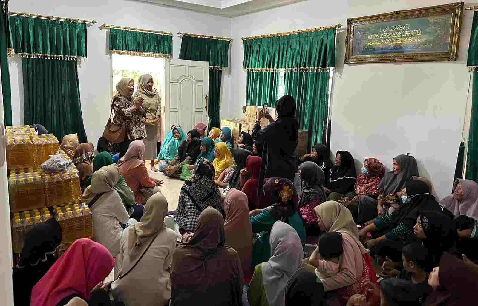 Ketua Fraksi Gerindra Pesawaran, Evi Susina Bagikan Bingkisan Lebaran kepada Kader Ketua Fraksi Gerindra Pesawaran, Evi Susina Bagikan Bingkisan Lebaran kepada Kader