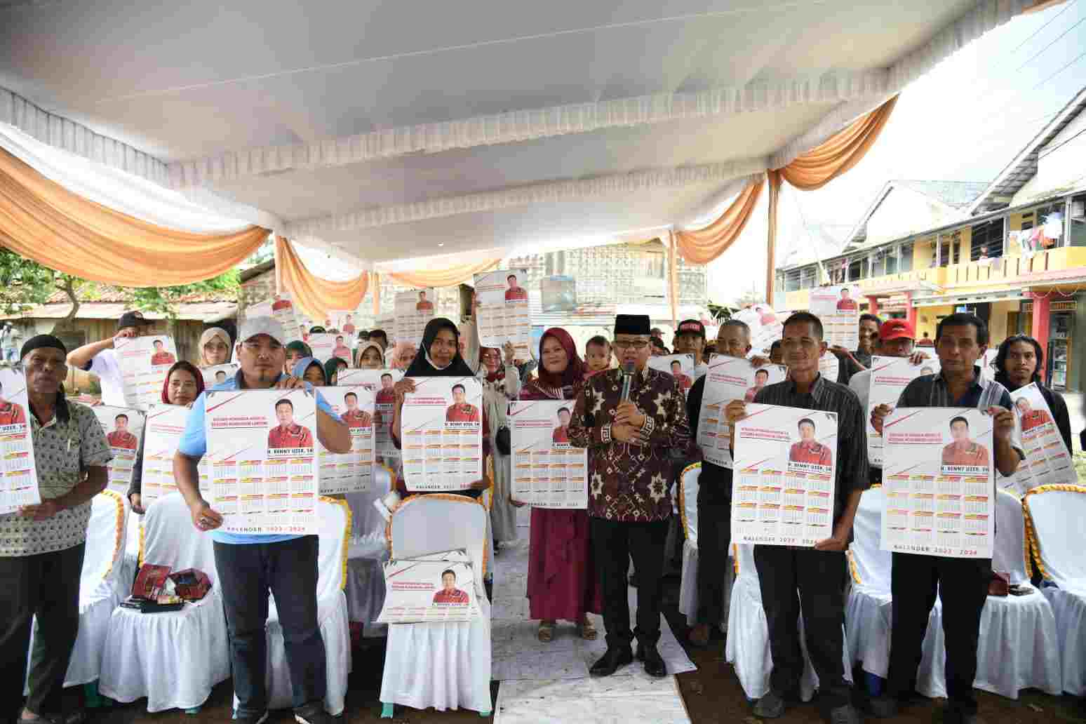 Benny Uzer Berbagi, Sambangi Warga Kotabaru Janji Benahi Infrastruktur Benny Uzer Berbagi, Sambangi Warga Kotabaru Janji Benahi Infrastruktur