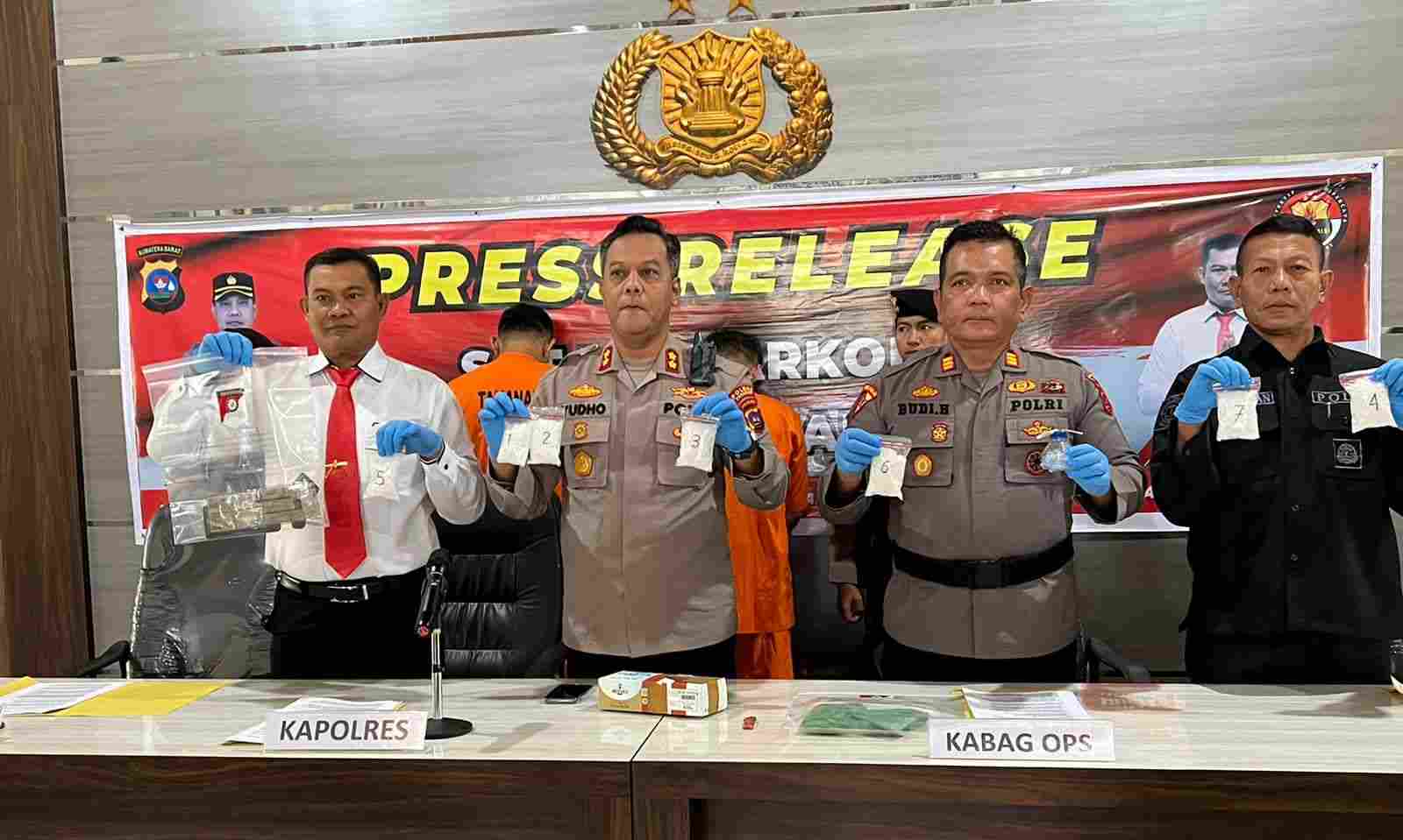 Polres Pasaman Amankan Dua Pelaku Penyalahgunaan Narkoba Jenis Sabu Polres Pasaman Amankan Dua Pelaku Penyalahgunaan Narkoba Jenis Sabu