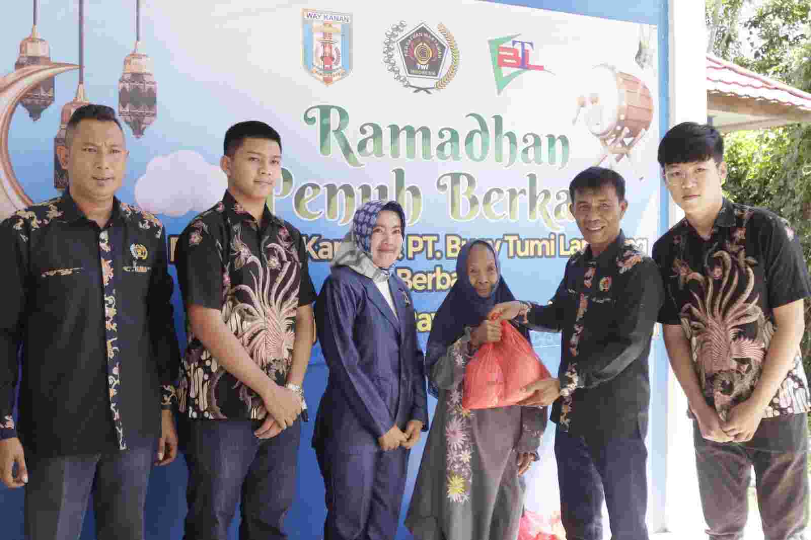 PWI Way Kanan Bagikan 500 Paket Sembako Kepada Warga Blambangan Umpu dan Umpu Semenguk PWI Way Kanan Bagikan 500 Paket Sembako Kepada Warga Blambangan Umpu dan Umpu Semenguk