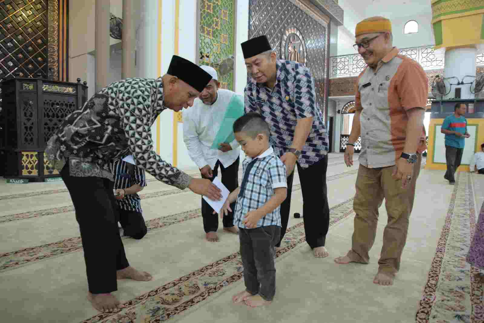 Bupati Asahan Salurkan Bantuan Kepada Anak Yatim dan Kaum Dhuafa Bupati Asahan Salurkan Bantuan Kepada Anak Yatim dan Kaum Dhuafa