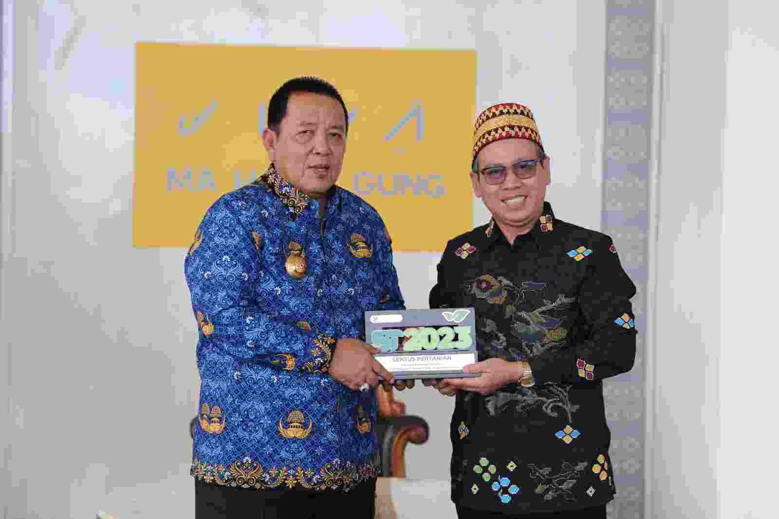 Gubernur Raih Penghargaan atas Dukungan Terhadap Penyelenggaraan Kegiatan Statistik Sektoral Gubernur Raih Penghargaan atas Dukungan Terhadap Penyelenggaraan Kegiatan Statistik Sektoral