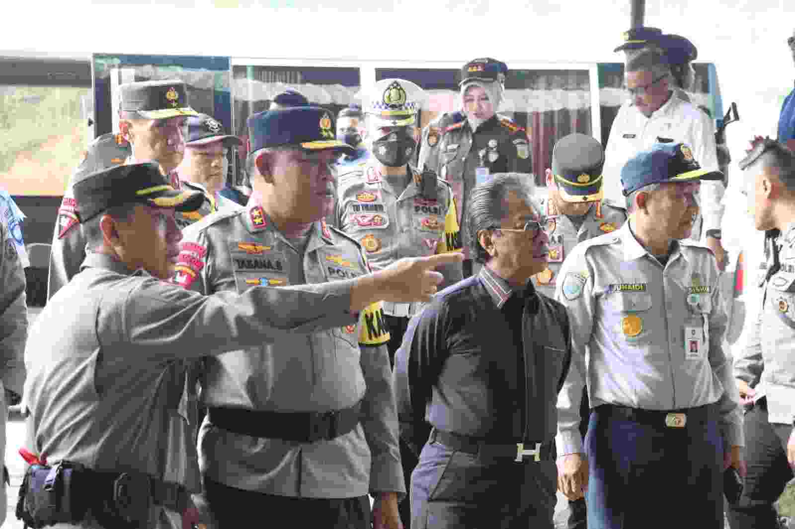 Kapolda Bersama FKPD Kepri dan Batam Lakukan Pengecekan Pos Pengamanan dan Pos Terpadu Kapolda Bersama FKPD Kepri dan Batam Lakukan Pengecekan Pos Pengamanan dan Pos Terpadu