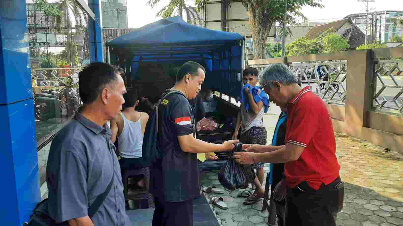 H-3 Idhul Fitri, PWI Lampung Bagikan Daging untuk Anggota dan Warakawuri H-3 Idhul Fitri, PWI Lampung Bagikan Daging untuk Anggota dan Warakawuri
