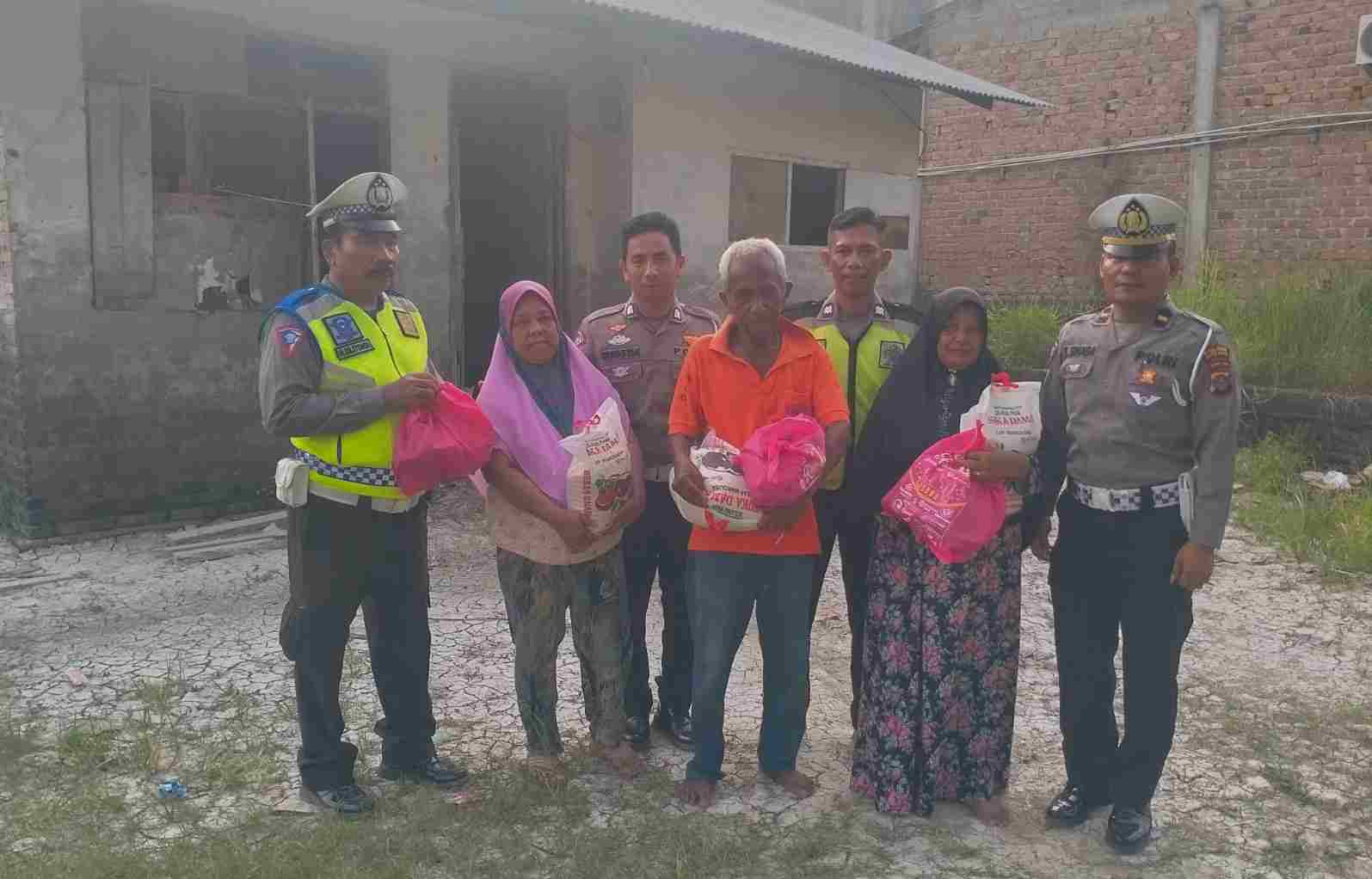 Satlantas Polres Sergai Berikan Paket Sembako Warga Kurang Mampu Jelang Lebaran Satlantas Polres Sergai Berikan Paket Sembako Warga Kurang Mampu Jelang Lebaran