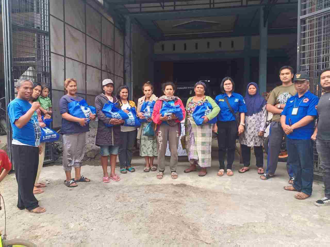 Ketua PAN Karo Bagi 500 Paket Sembako Ringan Perekonomian Jelang Ramadhan Ketua PAN Karo Bagi 500 Paket Sembako Ringan Perekonomian Jelang Ramadhan