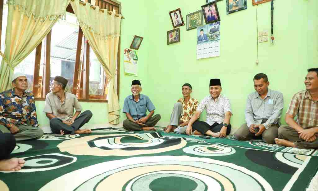 Giliran Lansia di Plakat Tinggi Dapat THR Pj Bupati Apriyadi Giliran Lansia di Plakat Tinggi Dapat THR Pj Bupati Apriyadi