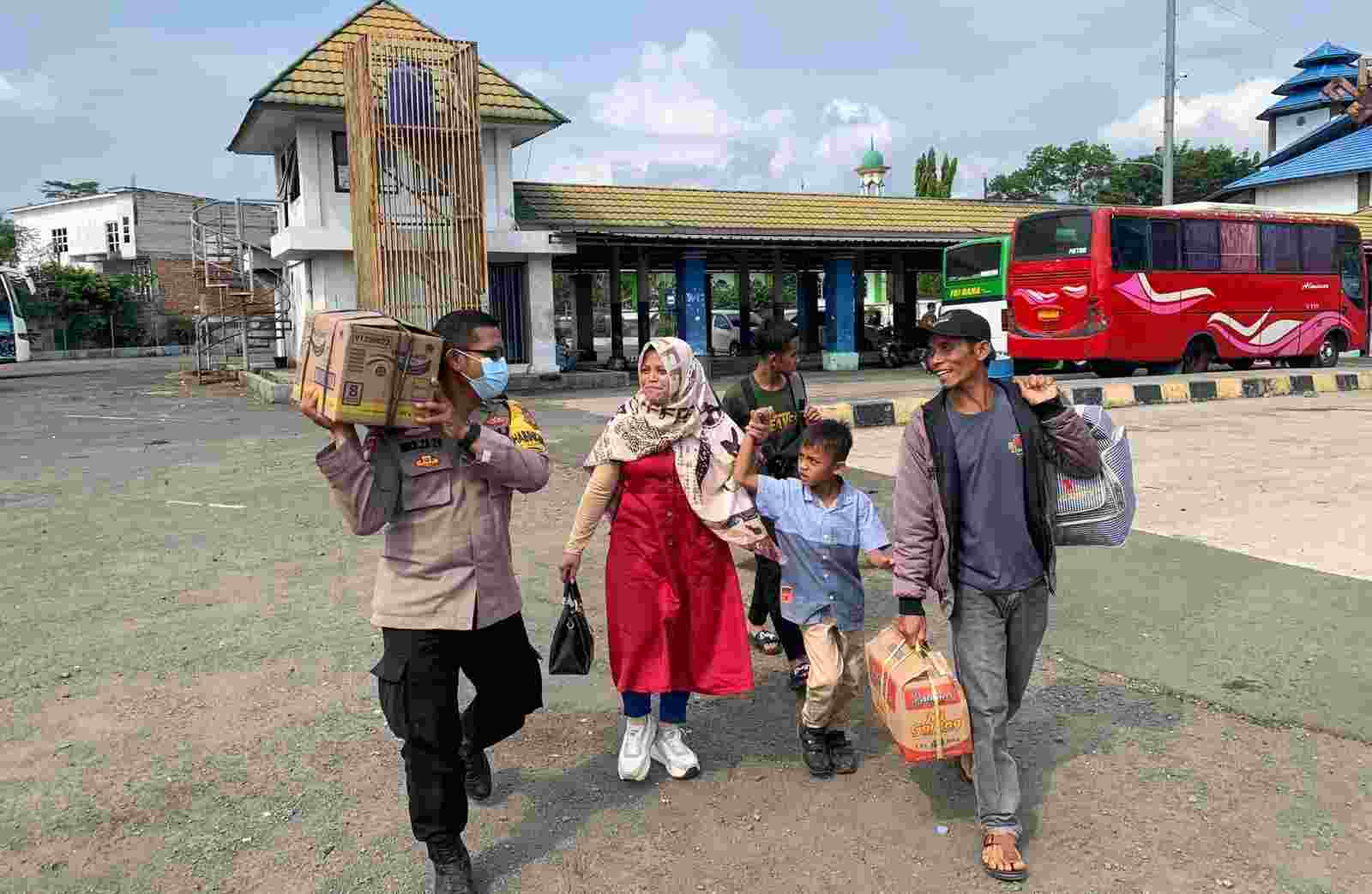 Rutin Patroli, Kapolsek Kedaton Pastikan Terminal Raja Basa Ramah dan Aman Bagi Pemudik Rutin Patroli, Kapolsek Kedaton Pastikan Terminal Raja Basa Ramah dan Aman Bagi Pemudik