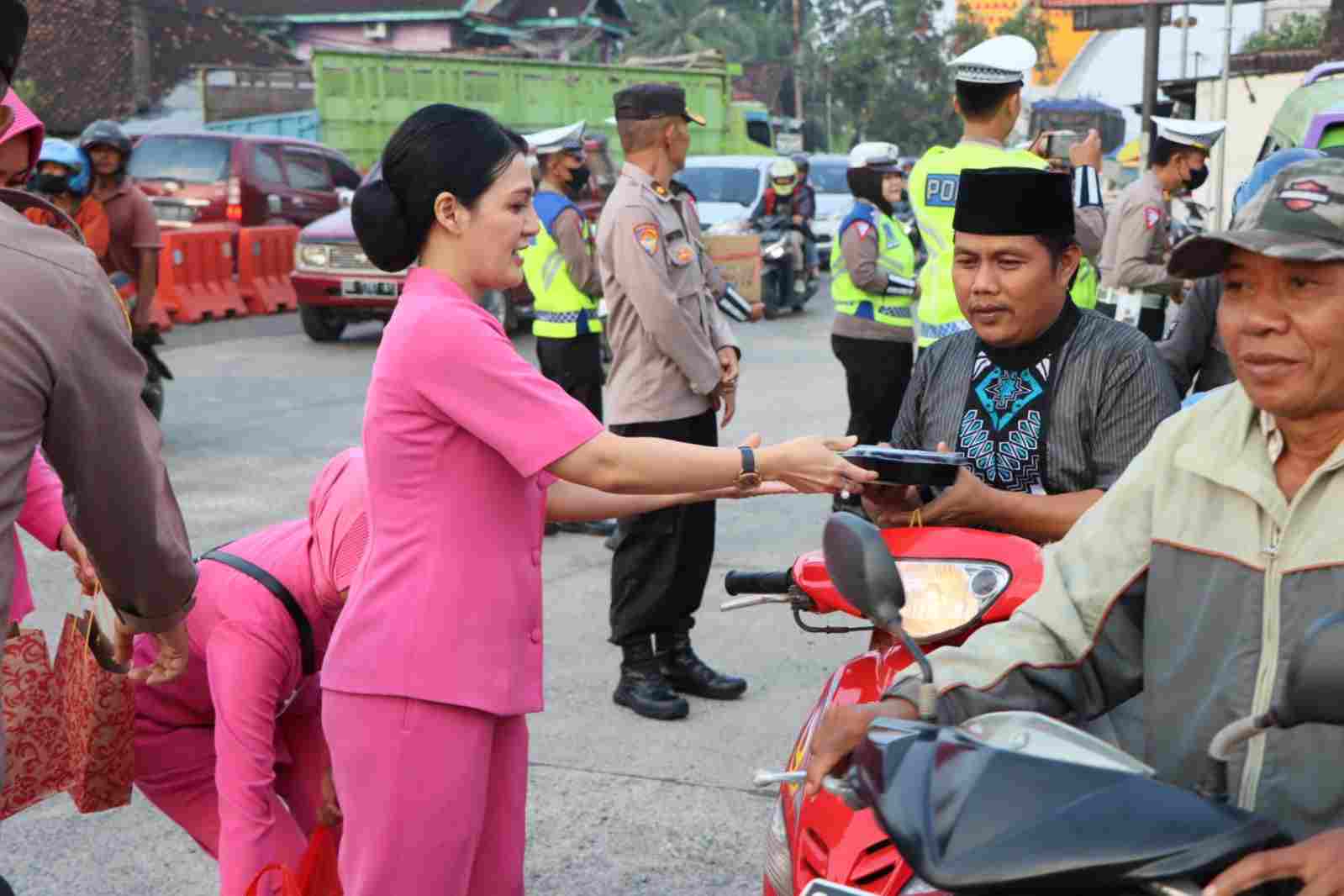 Kapolres Beserta Ketua Cabang Bhayangkari Bagi Takjil Jelang Buka Puasa Kepada Pemudik Kapolres Beserta Ketua Cabang Bhayangkari Bagi Takjil Jelang Buka Puasa Kepada Pemudik