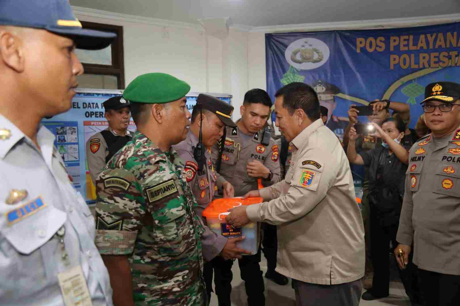 Gubernur bersama Forkopimda Pantau Malam Idul Fitri, Beri Apresiasi Kekompakan Tim yang Bertugas Gubernur bersama Forkopimda Pantau Malam Idul Fitri, Beri Apresiasi Kekompakan Tim yang Bertugas