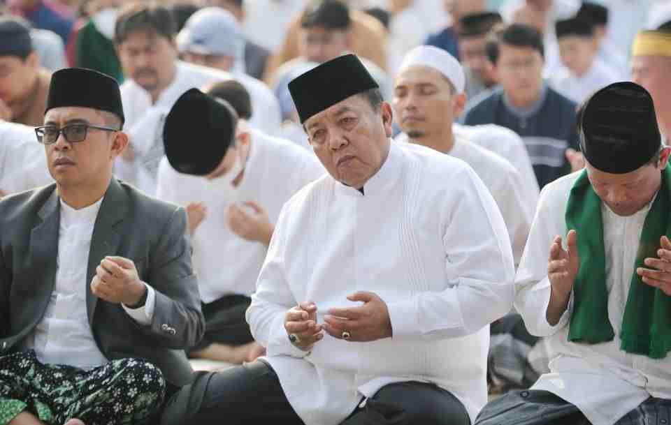 Gubernur dan Wagub Shalat Ied di Lapangan Korem, Ucapkan Selamat Hari Raya Idul Fitri kepada Masyarakat Gubernur dan Wagub Shalat Ied di Lapangan Korem, Ucapkan Selamat Hari Raya Idul Fitri kepada Masyarakat