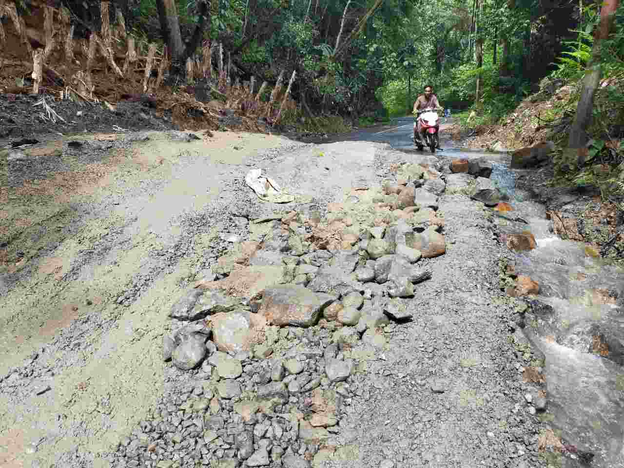 Jalan Terangkat Pemilik Kendaraan Diminta Hati-hati Jalan Terangkat Pemilik Kendaraan Diminta Hati-hati
