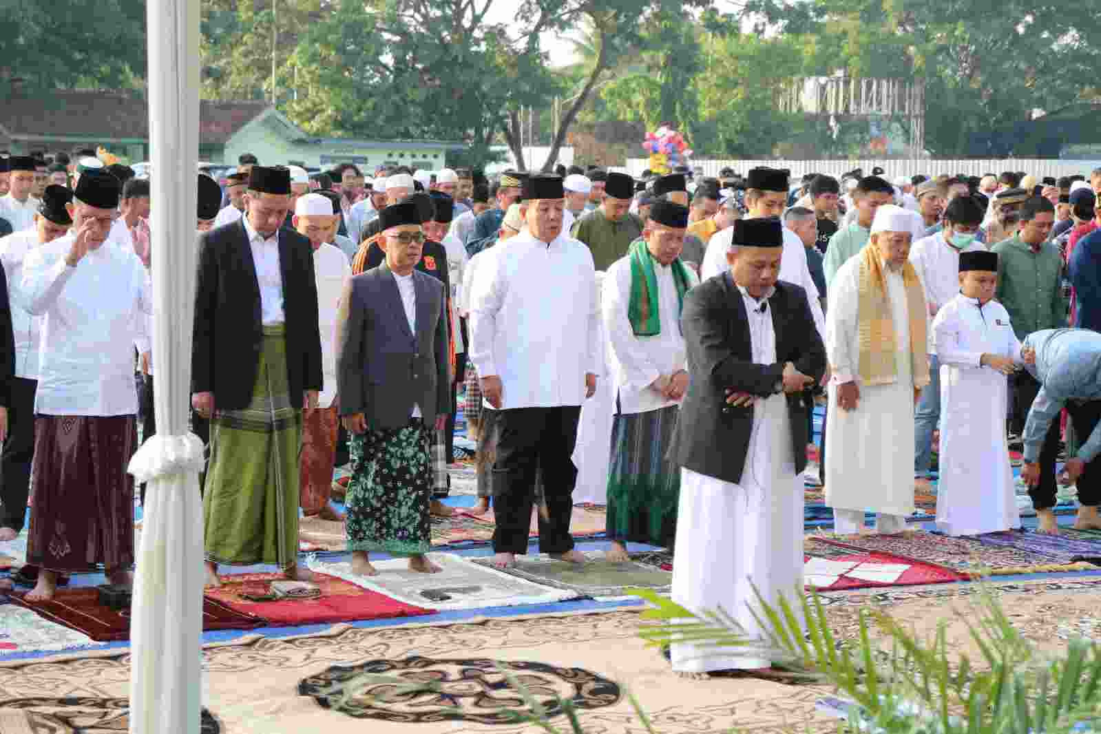Gubernur Arinal dan Wagub Chusnunia Shalat Ied di Lapangan Enggal, Rektor UIN sebagai Khatib Gubernur Arinal dan Wagub Chusnunia Shalat Ied di Lapangan Enggal, Rektor UIN sebagai Khatib