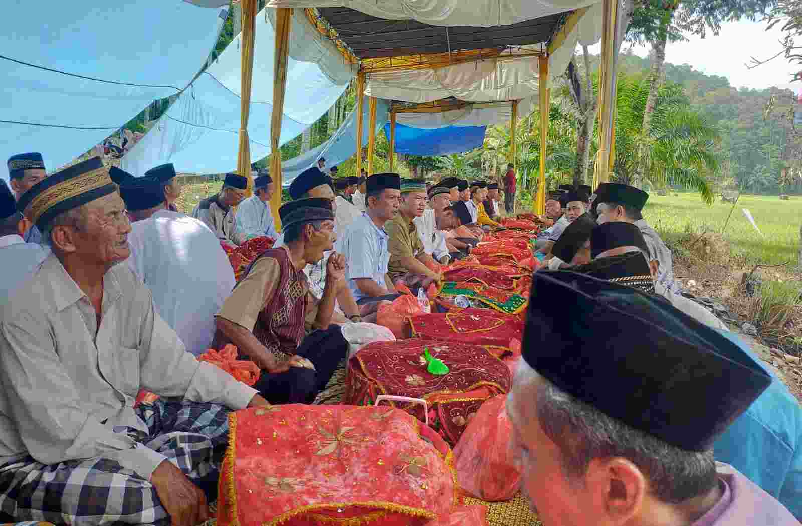 Ngejalang Kubokh Tradisi Turun Temurun Ngejalang Kubokh Tradisi Turun Temurun