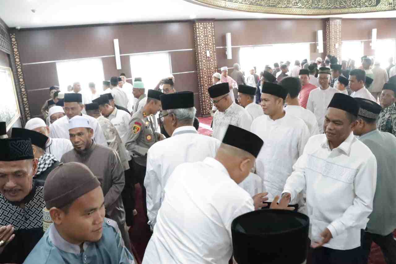 Masyarakat Bersama Pemkab Sergai Tunaikan Shalat Ied, Bupati: Mohon Maaf Lahir & Batin Masyarakat Bersama Pemkab Sergai Tunaikan Shalat Ied, Bupati: Mohon Maaf Lahir & Batin