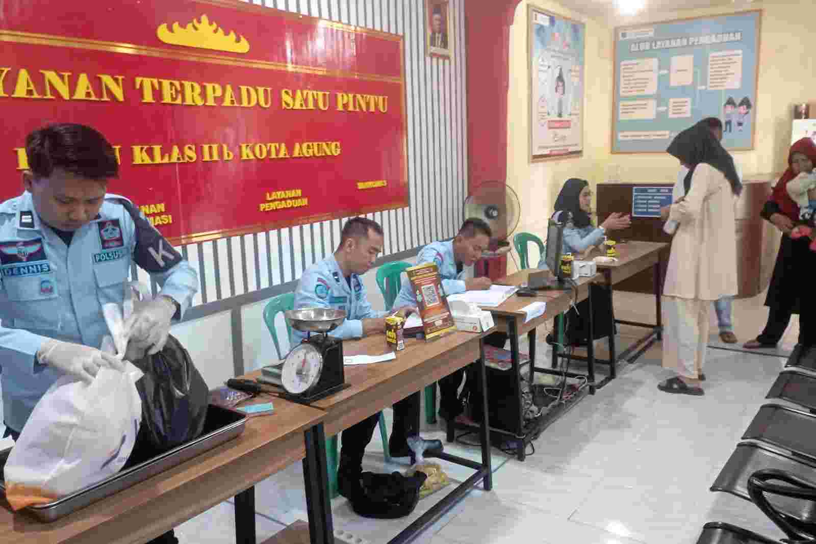 Pengunjung Antusias Borong Produk WBP dan Terima Pemeriksaan Kesehatan Gratis Pengunjung Antusias Borong Produk WBP dan Terima Pemeriksaan Kesehatan Gratis