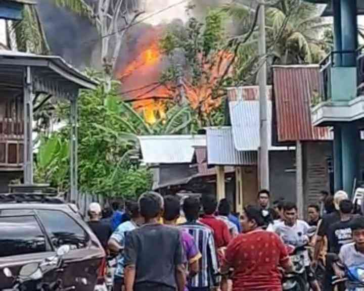 Diduga Korsleting Listrik Tiga Rumah Terbakar Diduga Korsleting Listrik Tiga Rumah Terbakar