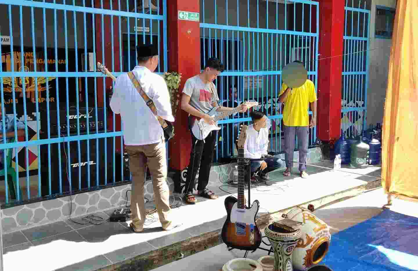 Rutan Kelas IIB Kotaagung Hibur Pengunjung Menampilkan Band dan Tim Hadroh WBP Rutan Kelas IIB Kotaagung Hibur Pengunjung Menampilkan Band dan Tim Hadroh WBP