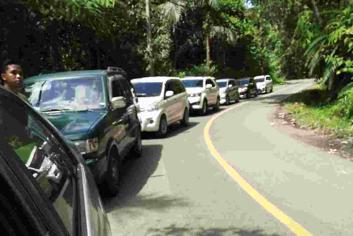 Badan Jalan Terangkat Kemacetan Mengular Badan Jalan Terangkat Kemacetan Mengular