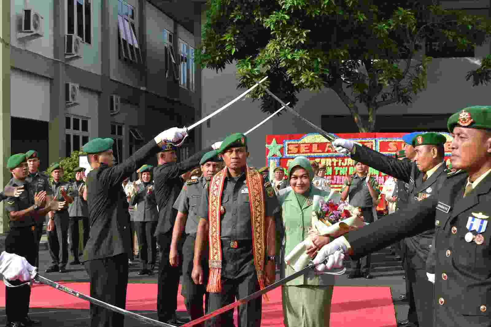 Korem 043/Gatam Gelar Acara Tradisi Penyambutan Pejabat Danrem Baru Korem 043/Gatam Gelar Acara Tradisi Penyambutan Pejabat Danrem Baru