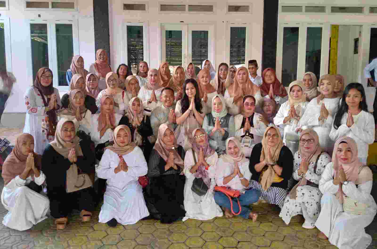 Rektor IBN & Almira Nabila Fauzi Silaturahmi Bersama Warga Rektor IBN & Almira Nabila Fauzi Silaturahmi Bersama Warga