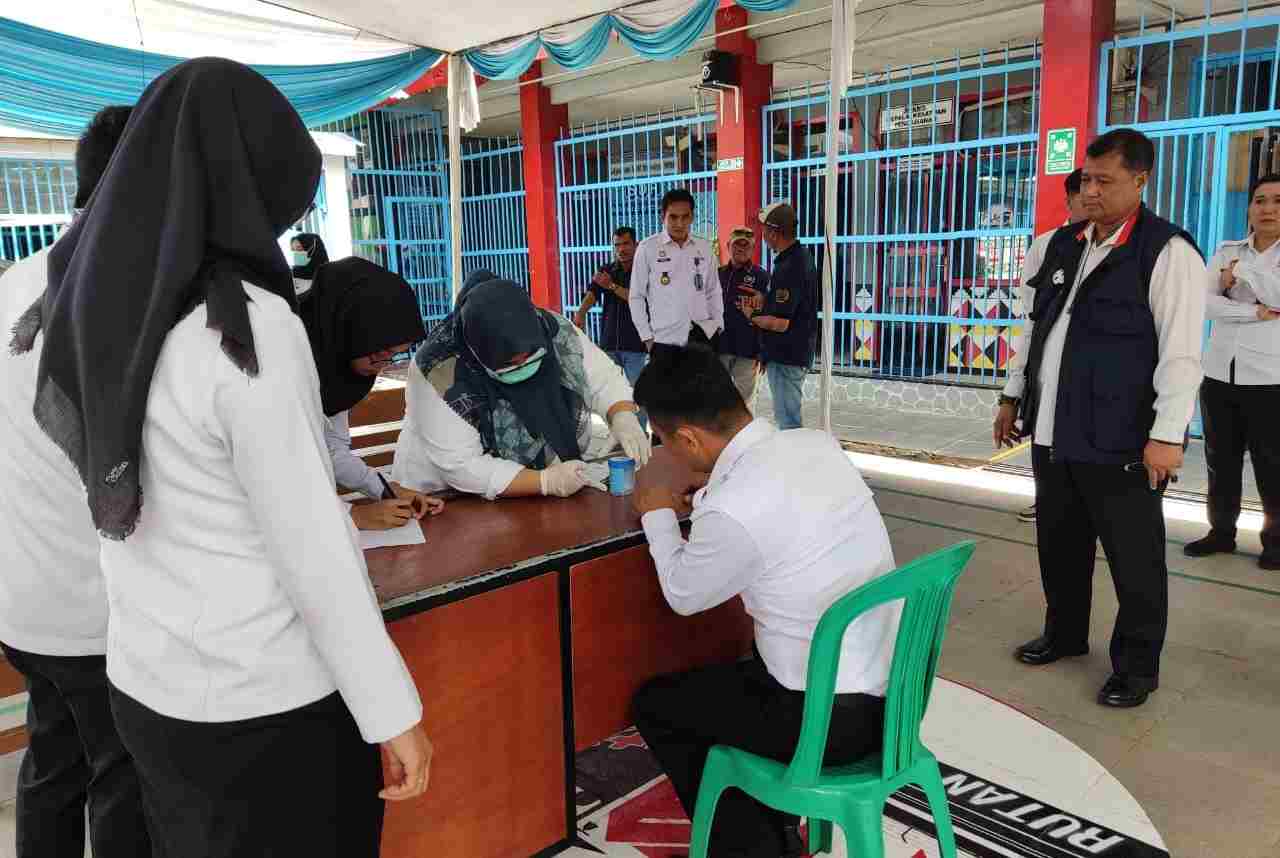 Kakanwil Pimpin Random Samling Test Urine WBP dan Petugas Kakanwil Pimpin Random Samling Test Urine WBP dan Petugas