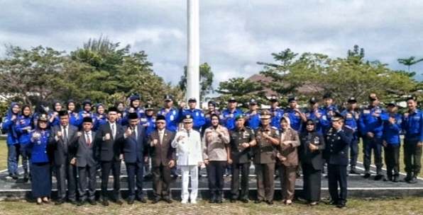 Wabup H. Ardhani Secara Resmi Serahkan Cindremata Kepada 15 PNS Yang Pensiun Wabup H. Ardhani Secara Resmi Serahkan Cindremata Kepada 15 PNS Yang Pensiun