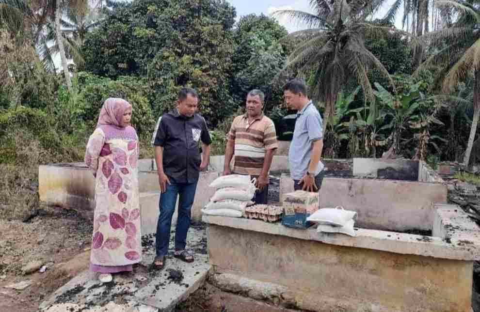 Bupati Darma Wijaya Sambangi Korban Rumah Kebakaran di Desa Silau Padang Bupati Darma Wijaya Sambangi Korban Rumah Kebakaran di Desa Silau Padang