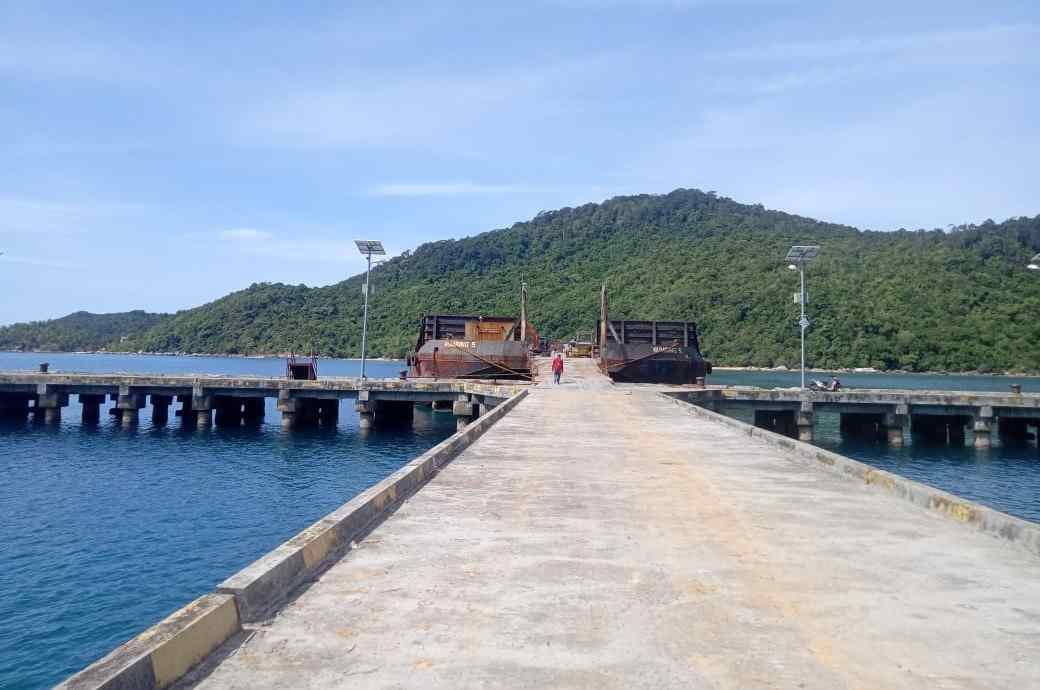 Mengelabui Petugas Dishub, Tongkang Turunkan Alat Berat Menggunakan Pelabuhan Pekok Kuala Maras Mengelabui Petugas Dishub, Tongkang Turunkan Alat Berat Menggunakan Pelabuhan Pekok Kuala Maras