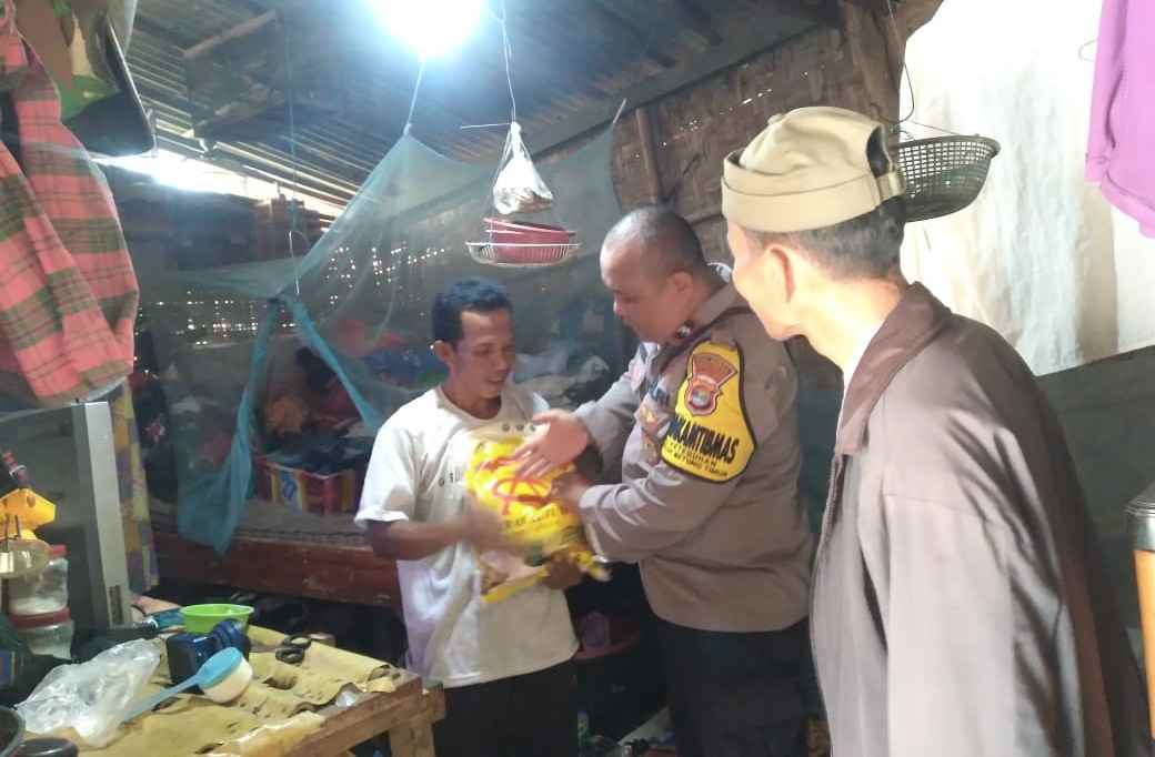 Peduli Sesama, Bhabinkamtibmas Polsek TBT Bagikan Beras Kepada Warga Kurang Mampu Peduli Sesama, Bhabinkamtibmas Polsek TBT Bagikan Beras Kepada Warga Kurang Mampu