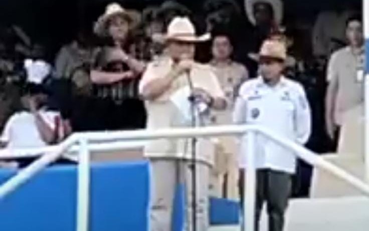 Ujang Tersenyum Puas, Pengunjung Membludak Ujang Tersenyum Puas, Pengunjung Membludak