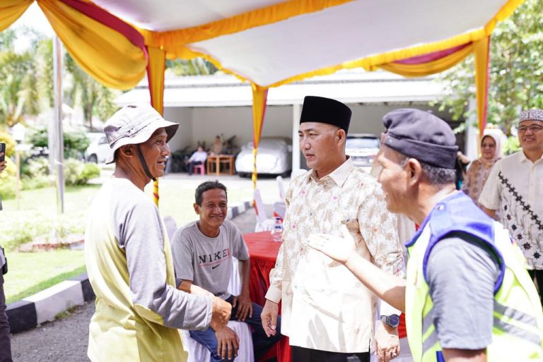 Pj Bupati Apriyadi Bareng Istri Keliling Sekayu Saat Lebaran Pj Bupati Apriyadi Bareng Istri Keliling Sekayu Saat Lebaran