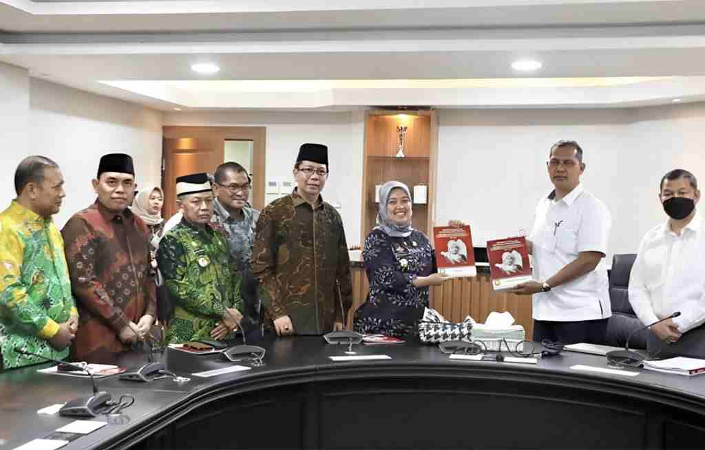 Rampung, Berkas Pengajuan Gelar KH Ahmad Hanafiah sebagai Pahlawan Nasional Diserahkan ke Mensos Rampung, Berkas Pengajuan Gelar KH Ahmad Hanafiah sebagai Pahlawan Nasional Diserahkan ke Mensos