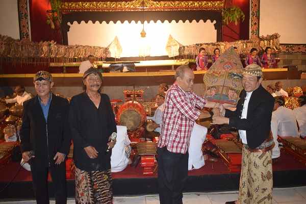 Teater Lingkar dan Disbudpar Gelar Wayang Malam Jumat Kliwonan ke-308 Usung Lakon “Pandawa Dadu” Teater Lingkar dan Disbudpar Gelar Wayang Malam Jumat Kliwonan ke-308 Usung Lakon “Pandawa Dadu”