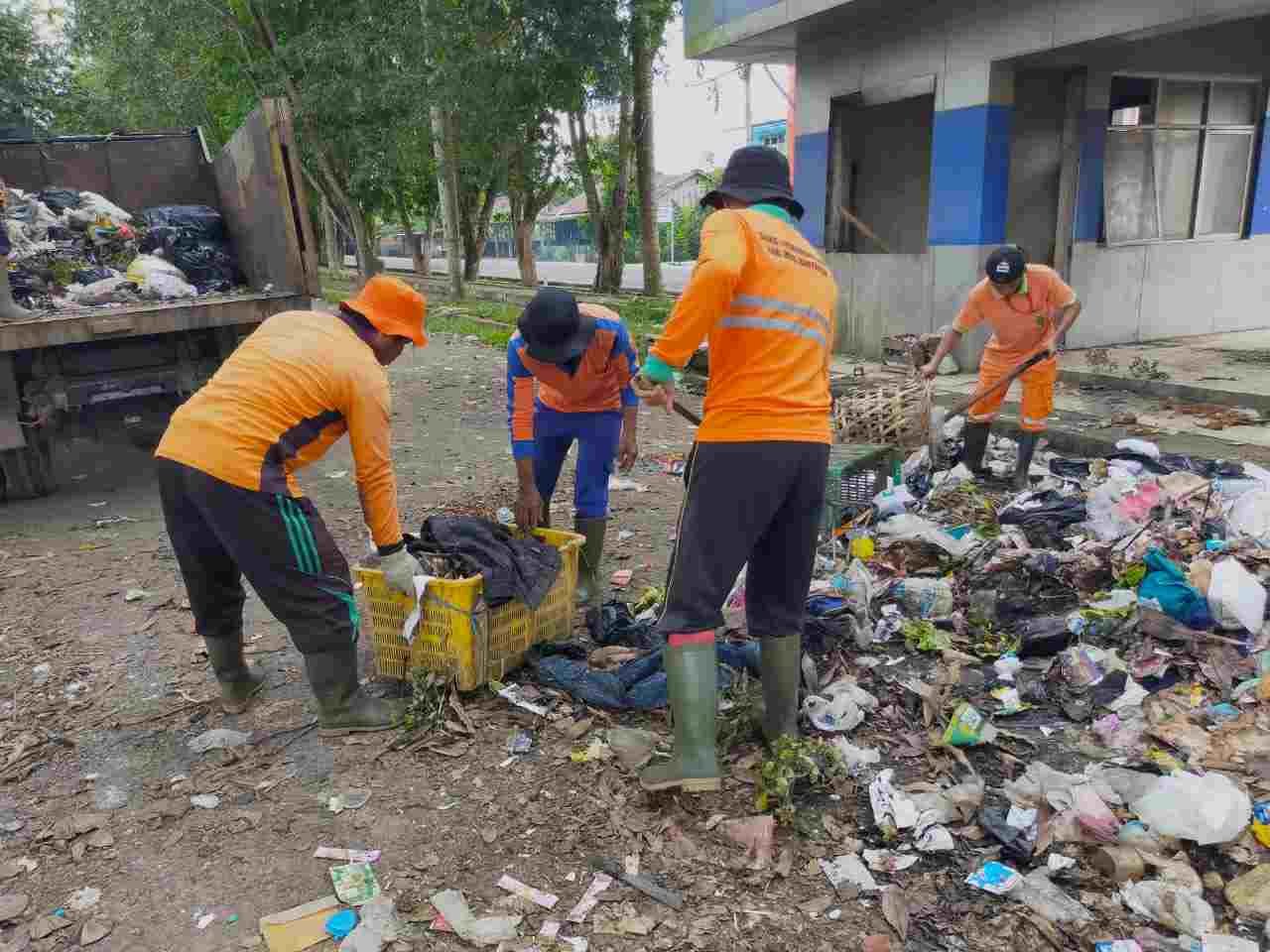 Dinas Lingkungan Hidup Muba Bersihkan Sampah di Terminal Randik Sekayu Dinas Lingkungan Hidup Muba Bersihkan Sampah di Terminal Randik Sekayu