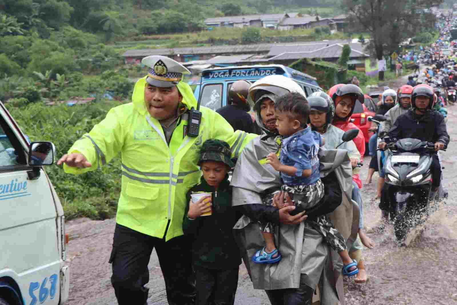 Dampak Banjir Bandang & Curah Hujan Tinggi Akibatkan Jalur Berastagi-Medan Padat Merayap Dampak Banjir Bandang & Curah Hujan Tinggi Akibatkan Jalur Berastagi-Medan Padat Merayap