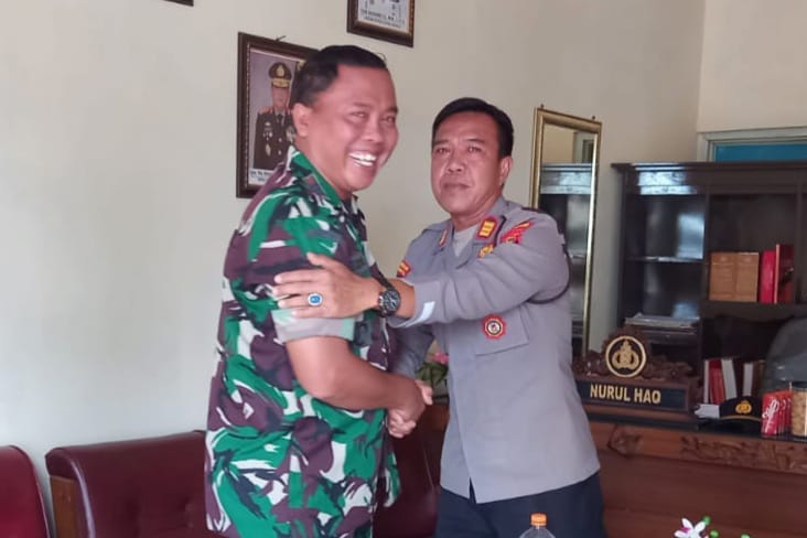 Kapten Redi: TNI Siap Membantu Polri dan Semua Instasi Dalam Upaya Menjaga Kamtibmas Kapten Redi: TNI Siap Membantu Polri dan Semua Instasi Dalam Upaya Menjaga Kamtibmas