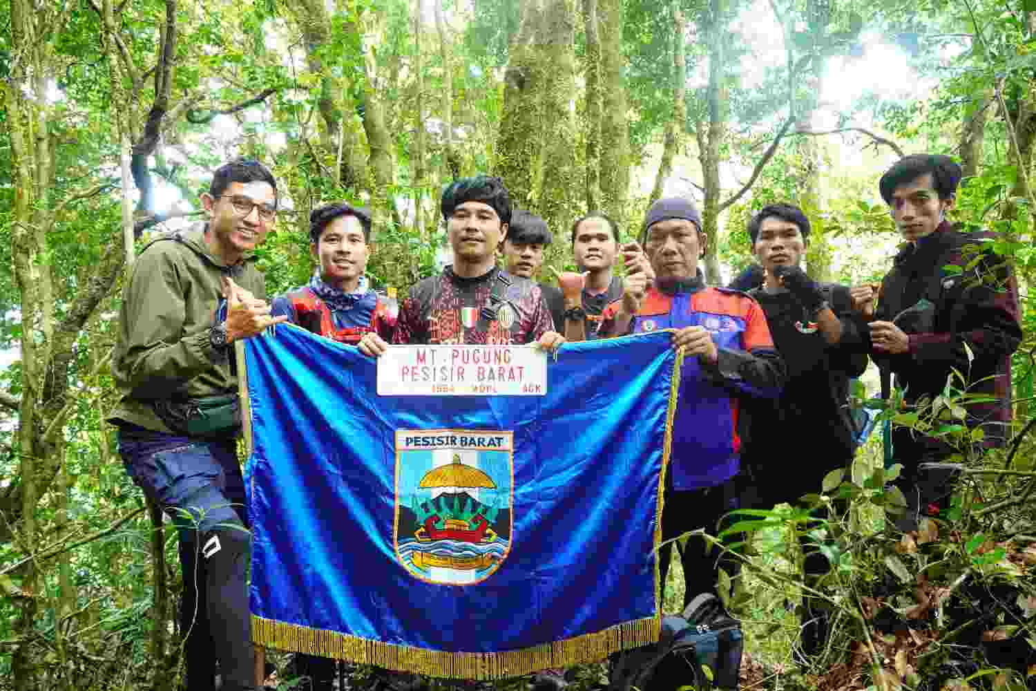 Komunitas Pecinta Alam AGK Kibarkan Pataka di Puncak Gunung Pugung Komunitas Pecinta Alam AGK Kibarkan Pataka di Puncak Gunung Pugung